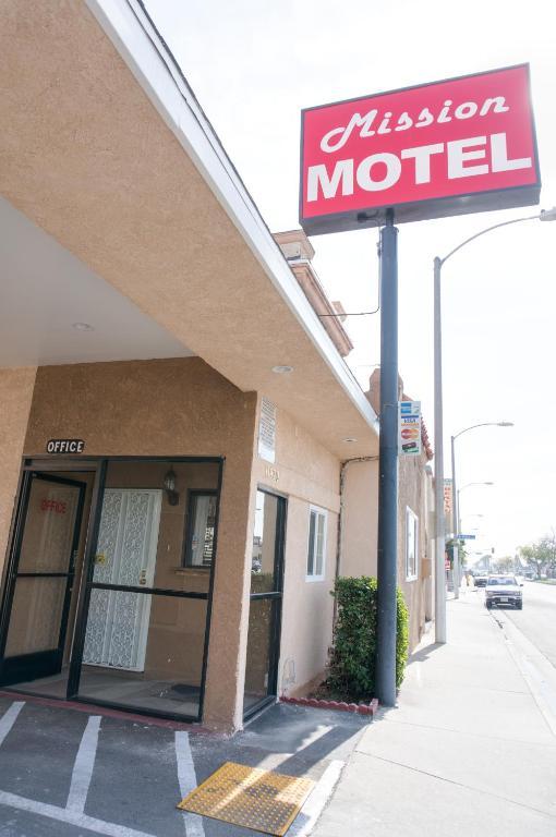Mission Motel Линууд Екстериор снимка