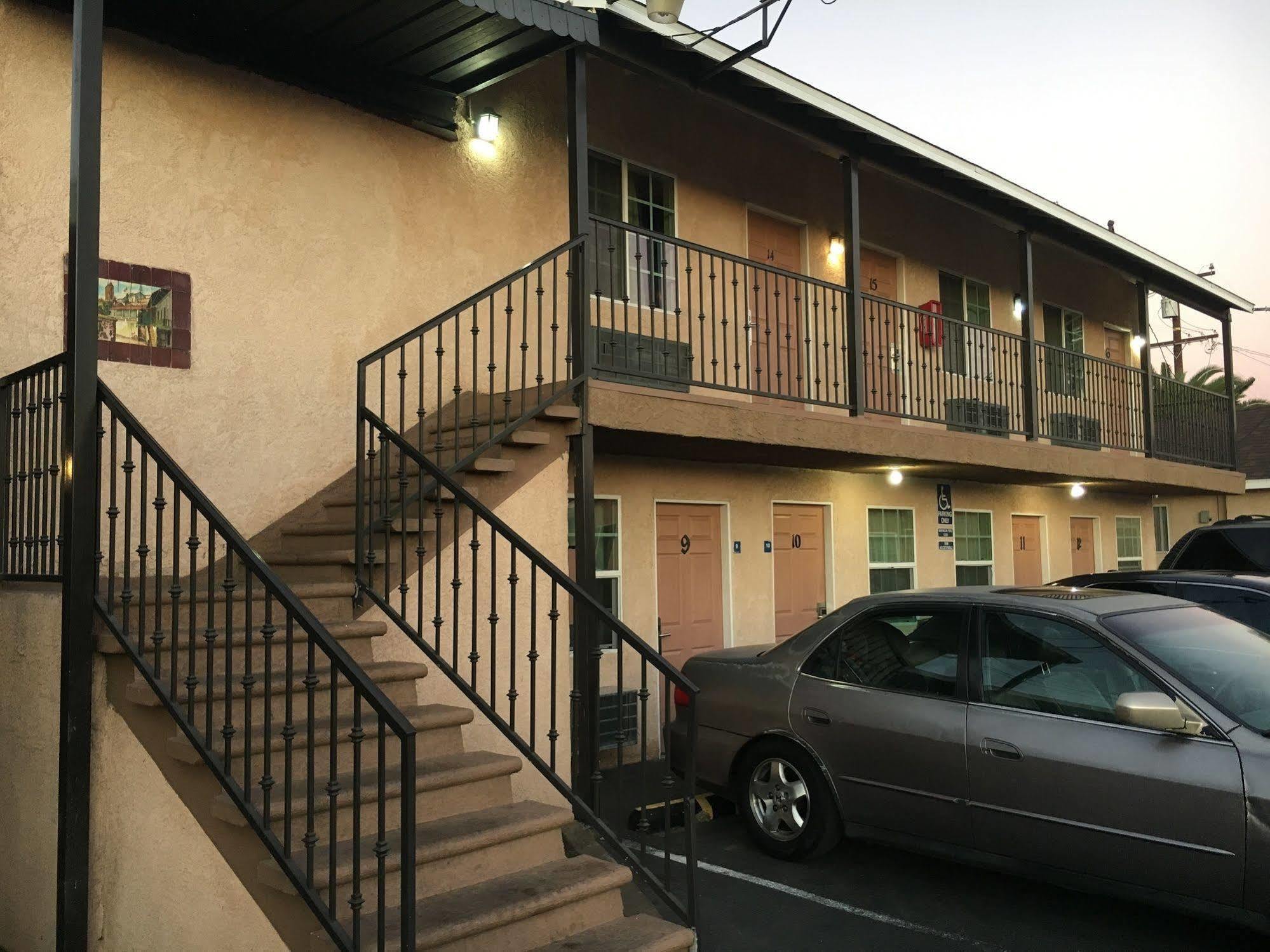 Mission Motel Линууд Екстериор снимка